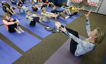 Yoga cho trường học và lợi ích cần thiết