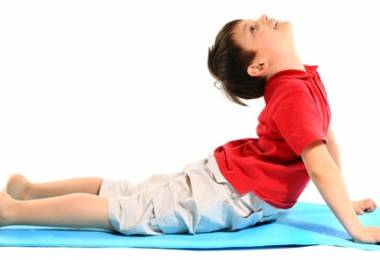 Yoga “chào mặt trời” giúp bé học giỏi hơn