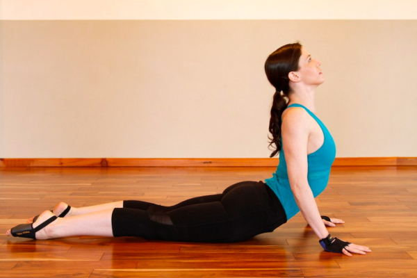 1 – Bài tập yoga giúp giảm cân nhanh tư thế rắn hổ mang ( Bujangasana )