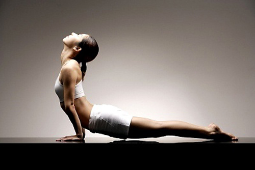 Bài tập yoga giảm béo mỡ bụng và đùi: tư thế rắn hổ mang