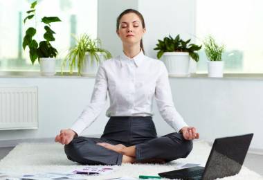 4 tư thế yoga cực kì hiệu quả cho dân văn phòng