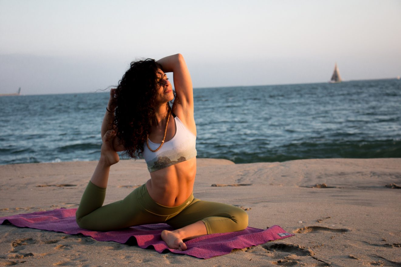 Tập Yoga trên bãi biển, tại sao không? - giangyoga