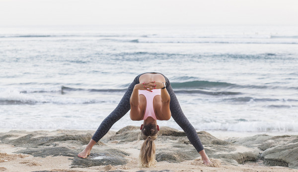 Tư thế yoga Gập người chân rộng (Wide-Legged Standing Forward Bend)