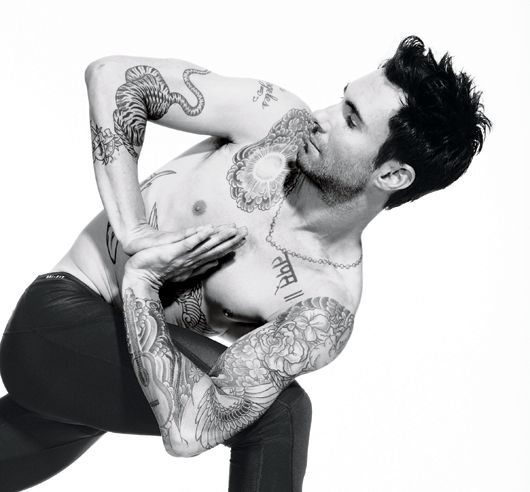 Adam Levine với yoga 2