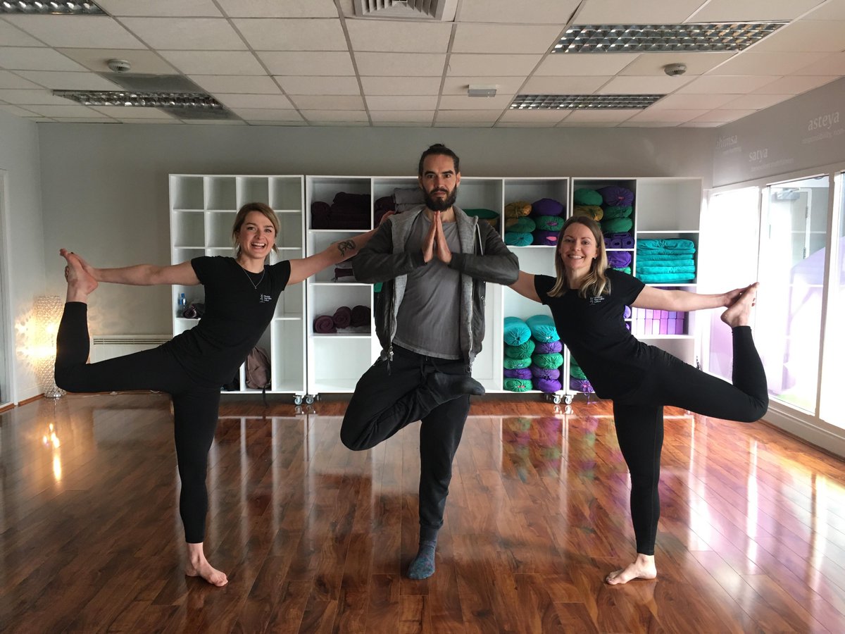 Russell Brand với yoga